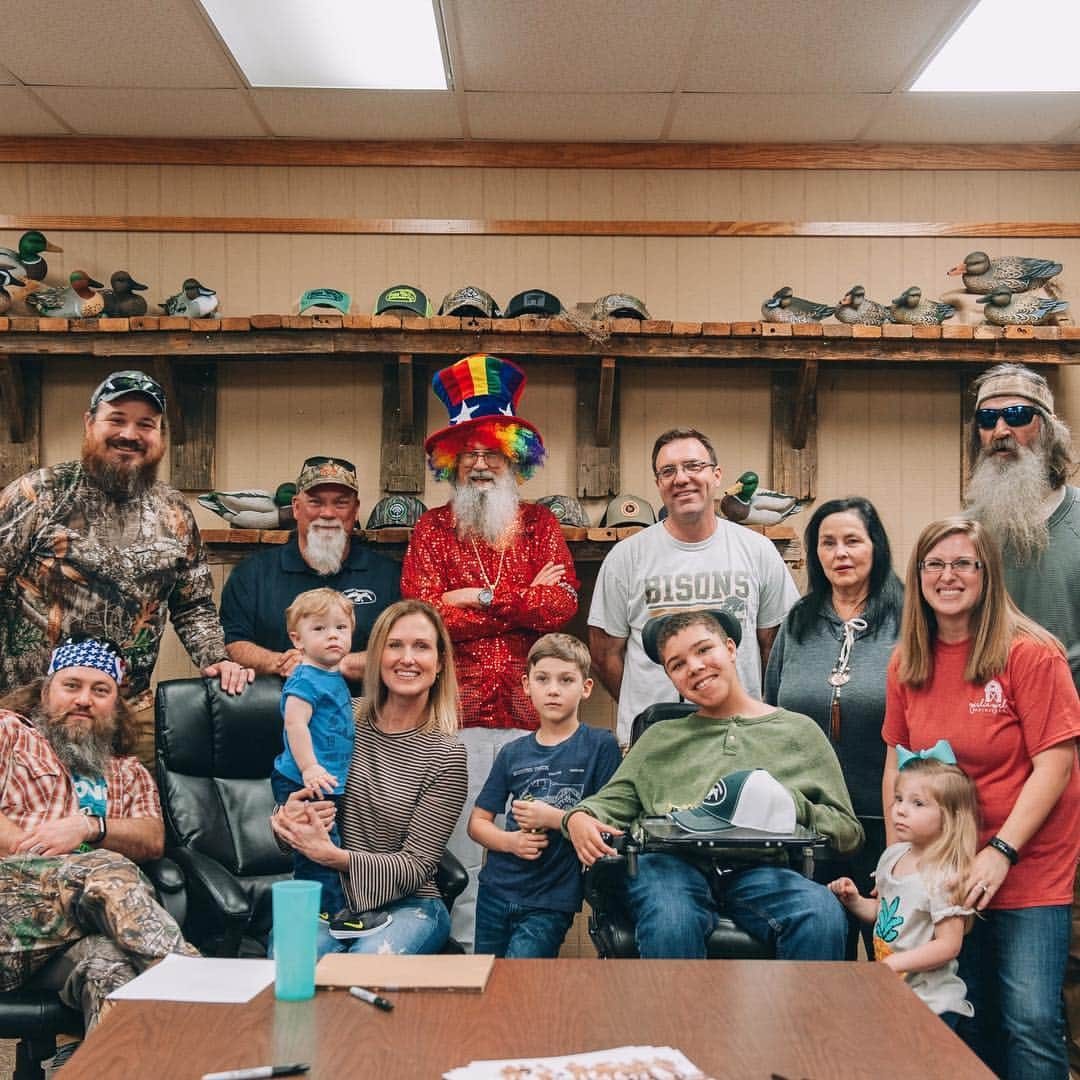 コリー・ロバートソンさんのインスタグラム写真 - (コリー・ロバートソンInstagram)「Our family is totally normal, ha!! We met some special kiddos at @duckcommanderwarehouse today and Uncle Si showed up like this 🤡🤗I asked him if he just woke up this morning and decided he wanted to be a clown. He said, “Nah, that happened when I came out of my mother’s womb naked and they slapped me on the butt.” Okay 😂Never boring around here!」3月28日 23時29分 - bosshogswife