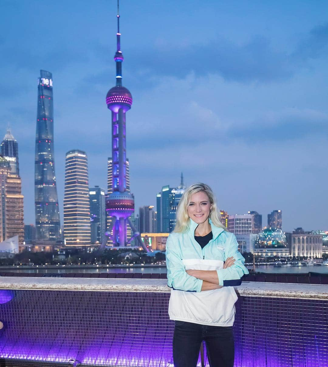 エマ・コバーンさんのインスタグラム写真 - (エマ・コバーンInstagram)「Shanghai Glow Up 💁🏼‍♀️ . . . . . . . .#tbt #shanghai #china #glowup #skyline #nightlife #newbalance #nbchina #dayglow #city #citylife」3月28日 23時25分 - emmacoburn