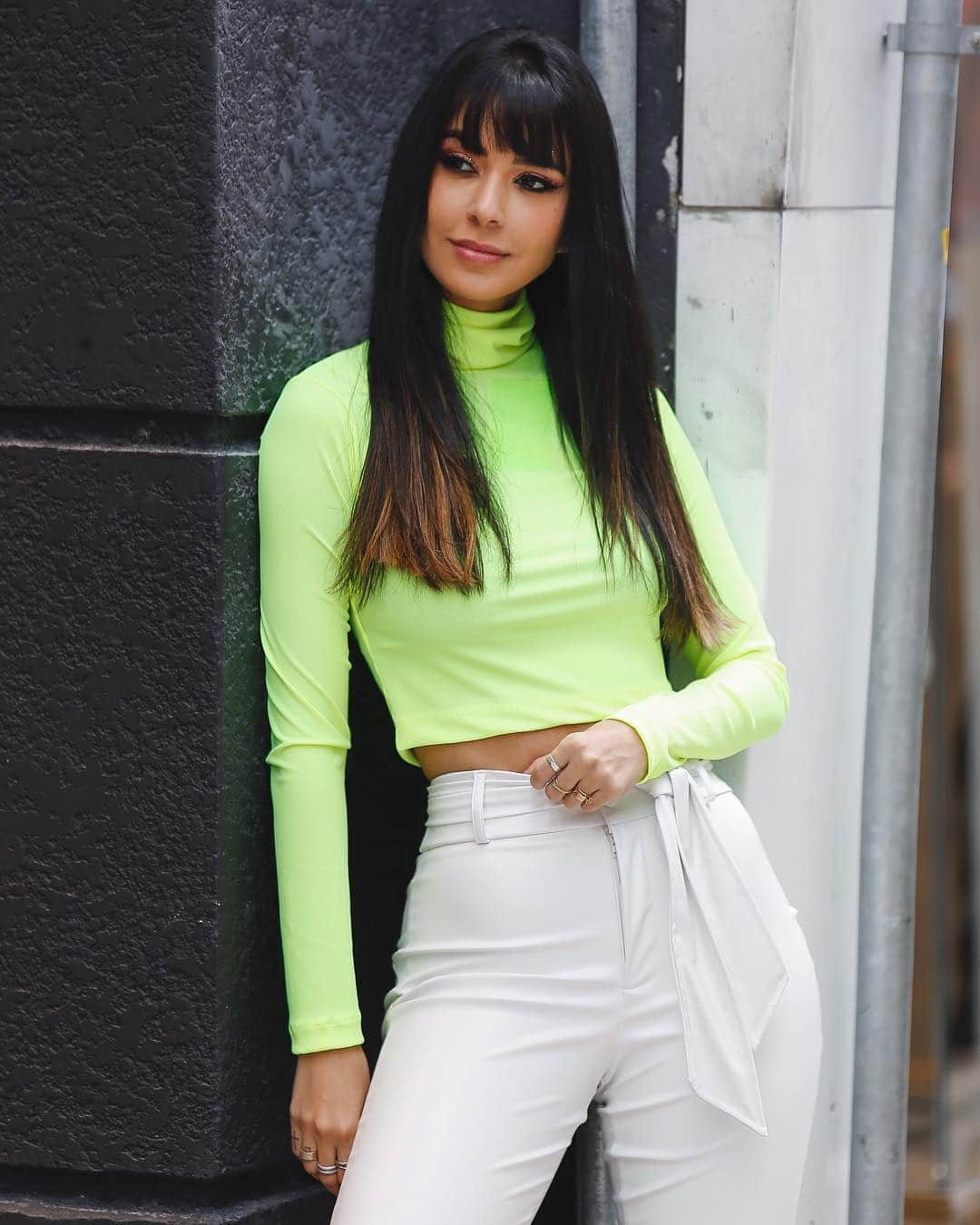 Gabriela Salesのインスタグラム：「Quais vocês preferem? Verde o verde ou o look pink? Confesso que tô na dúvida. Ambos looks da @use.lamora」