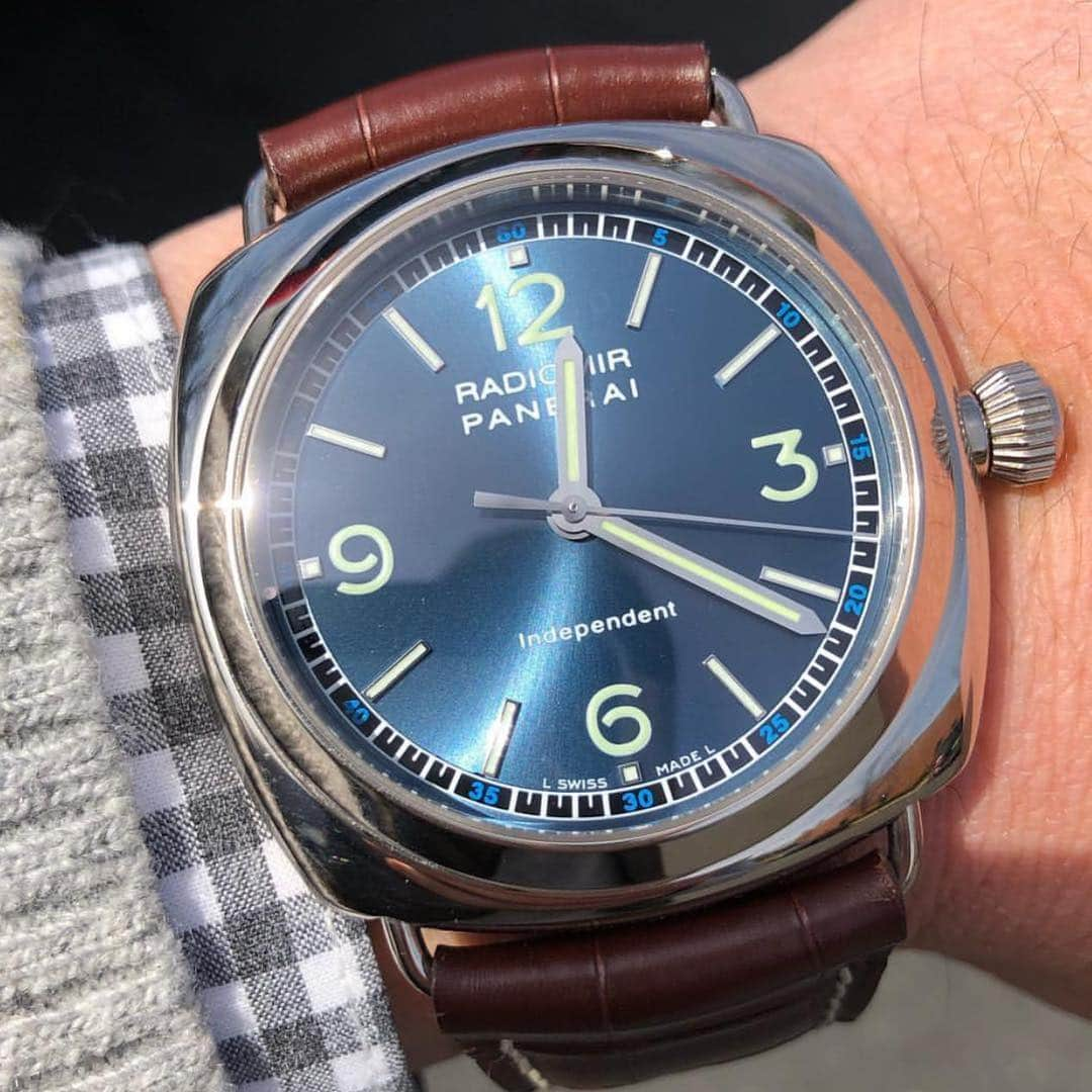 パネライさんのインスタグラム写真 - (パネライInstagram)「Not your typical #Panerai. But one of the sexier pieces made. The #PAM80 42mm Radiomir Independent powered by the Chézard Dead Beat Second Movement. For those that are curious that just means that the sweeping second hand jumps each second like a quartz piece instead of continuous sweeping. Pic by @bdotlau #paneraicentral」3月28日 23時31分 - paneraicentral