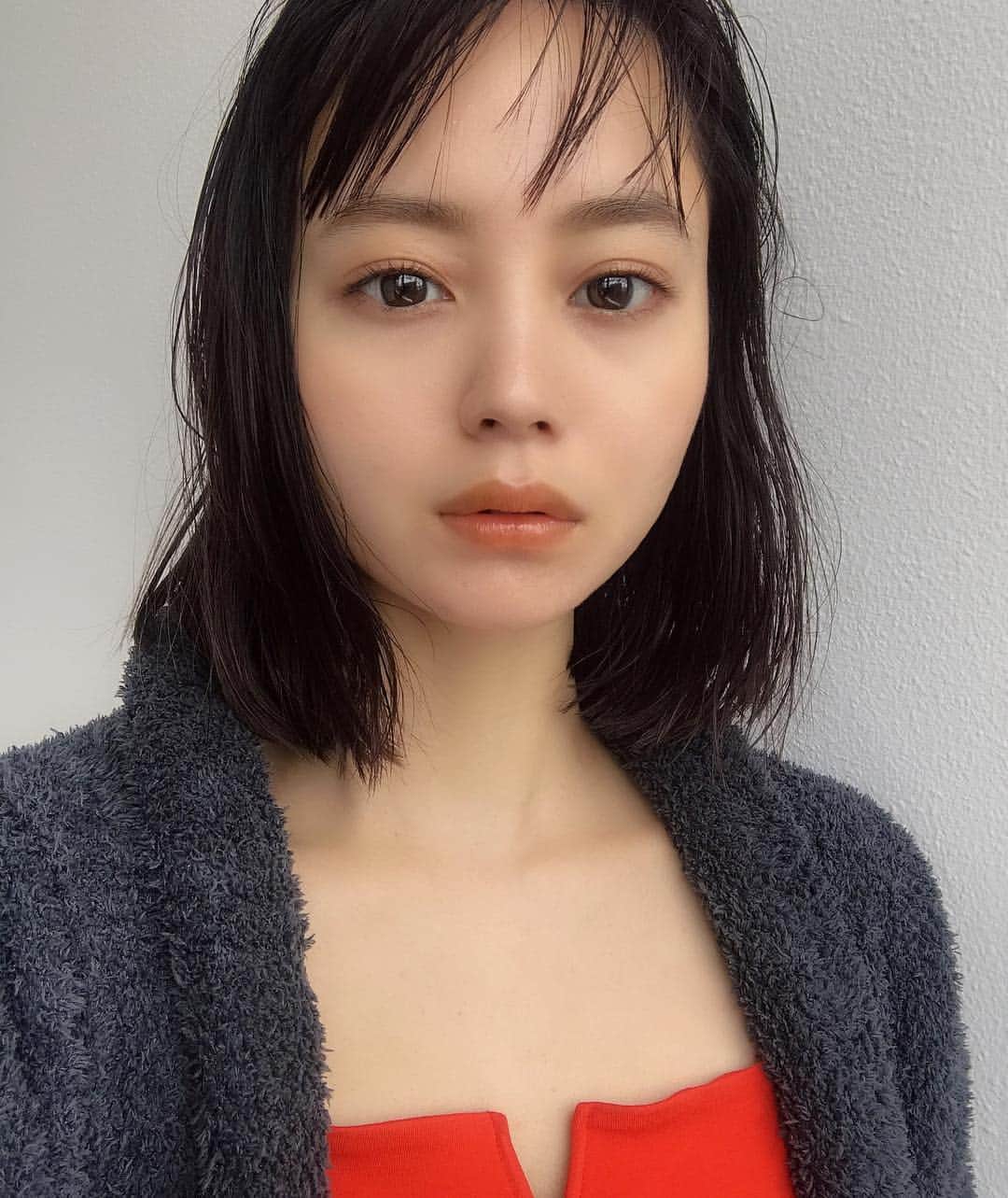 のインスタグラム：「大人ななみ☺︎ 評判良くて嬉しかったから投稿しちゃおっっ☺︎ 単純なの😂😂（笑） . 質問多かったんだけど撮影のmakeだから品番とかはわからないんだけどまた発売されたらそこに詳細載ってあると思うのでしばらくお待ちを、、 ♡  告知します！！！ カラコンはしてないよ✌︎ ななも気に入ったから詳細楽しみ ♡  #白玉ななみ #make」