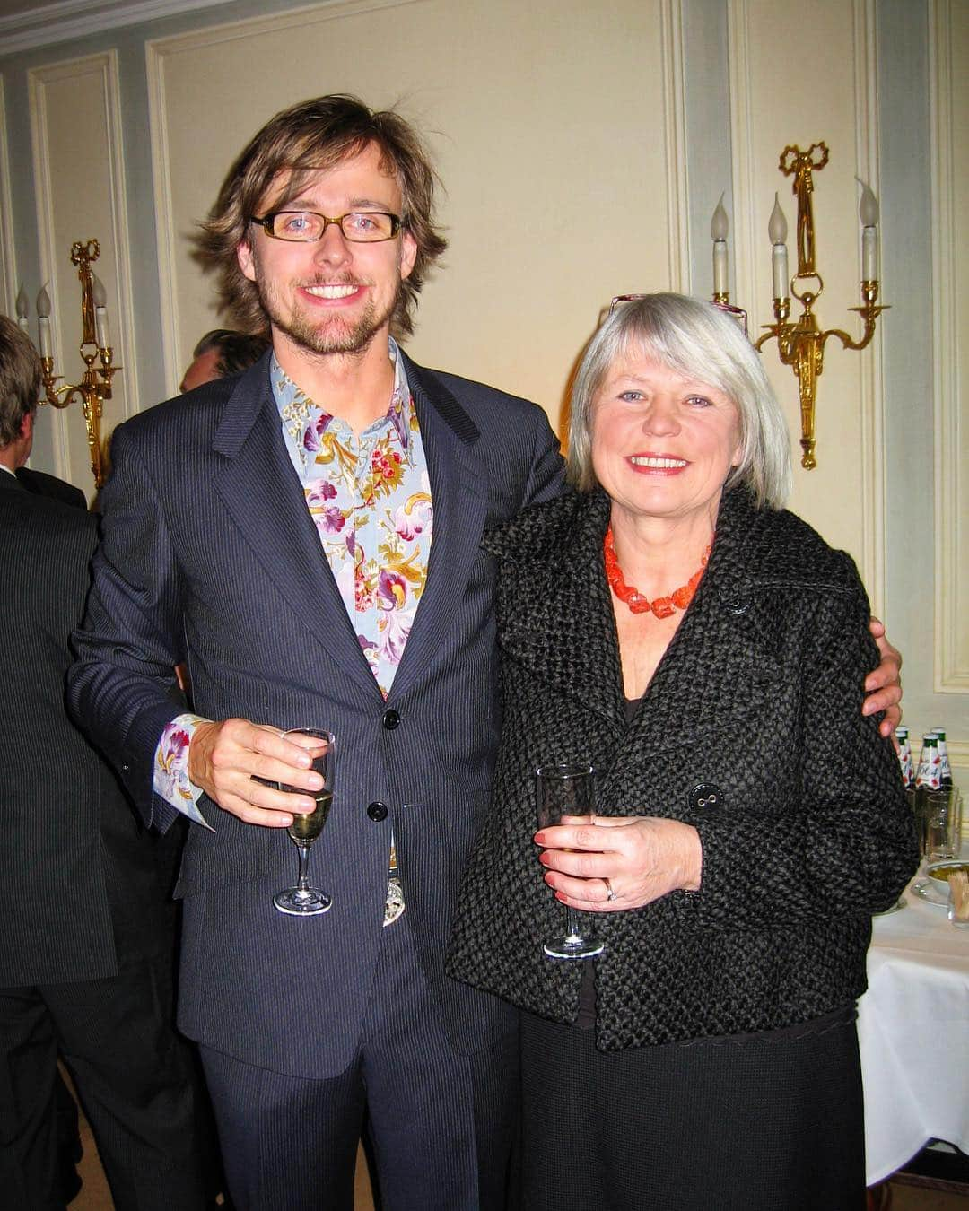 ヨアヒム・ローニングさんのインスタグラム写真 - (ヨアヒム・ローニングInstagram)「With my mom at the Bandidas premiere in Paris in 2006 🌸🤓❤️ #tbt」3月28日 23時33分 - joachimronning