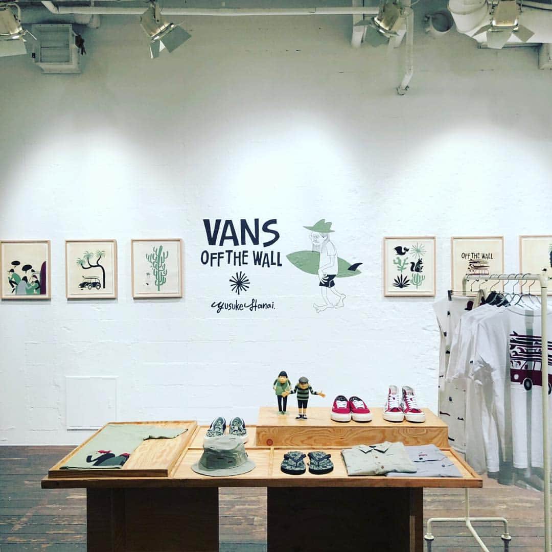 のインスタグラム：「… VANS × YUSUKE HANAI COLLECTION LAUNCH PARTY AND ARTSHOW 3.29（FRI）～4.7（SUN） at BEAMS T HARAJUKU ・ 【販売規約及び注意事項】 ・当日の10:00より入場整理券を配布予定です。 ・整理券配布時に弊社が定める下記、顔写真付き身分証明書のいずれか1点ご呈示をお願い致します。 ※コピー及び写真での呈示、有効期限切れの物は無効となります。 【(1) 免許証 (2)パスポート (3)学生証 (4)社員証】 ・当整理券は入場を速やかにしていただく為の整理券であり、限定アイテムの購入を保証する整理券ではございません。 ・フィギュアに関してはお一人様各モデル2点、TTL4点まで購入可能です。その他関連アイテムに関しては規約はございません。 ・アート作品に関してはレセプション開始時間の19時より販売いたします。またフィギュアの再販も若干数予定してます。18時より再度整理券をお配りいたします。 ・ご予約、お取り置き、お取り寄せ、通信販売は不可とさせていただきます。 ・ 上記販売方法およびルールは、事情によりやむを得ず変更する可能性もございます。予めご了承下さい。 ・ @vansjapan  @vanssurf  @hanaiyusuke  @beams_t  @medicom_toy  #ビームスT」