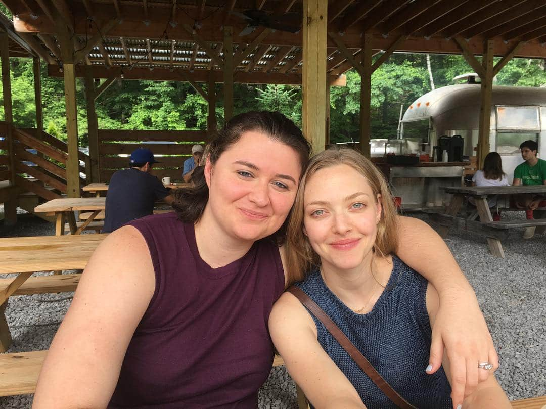 アマンダ・サイフリッドさんのインスタグラム写真 - (アマンダ・サイフリッドInstagram)「#tbt Catskills sisters」3月28日 23時42分 - mingey