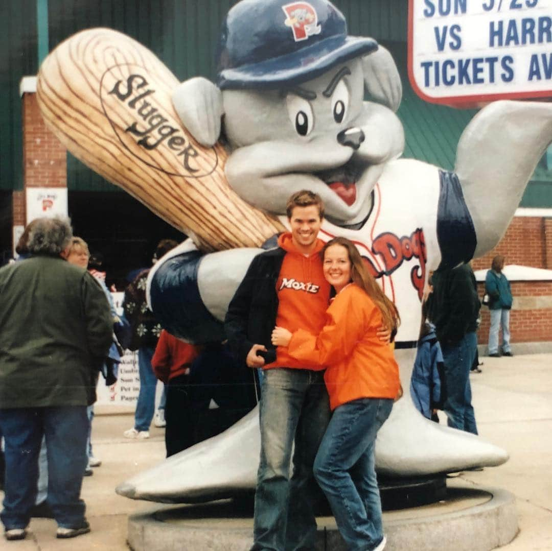 アンドリュー・ラネルズさんのインスタグラム写真 - (アンドリュー・ラネルズInstagram)「#tbt to Zuzanna and me living our Maine minor league baseball dreams. #moxie」3月28日 23時44分 - andrewrannells