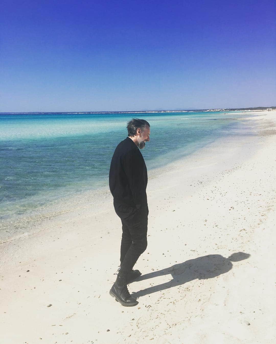 フィンクさんのインスタグラム写真 - (フィンクInstagram)「Enjoying some spring sun and exploring the beautiful side of Mallorca this week ... #estrencplaya」3月28日 23時45分 - finkmusic