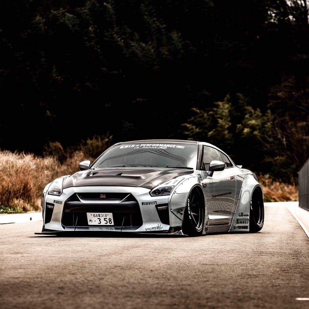 のインスタグラム：「Libertywalk自由に歩く！！！ LB★WORKS GTR R35NISSAN。  I LOVE NISSAN❤️ シャコタン★コヤジはNISSANを応援し続けます。🙂 #nissan#gtr#日産#ニッサン#libertywalk#libertywalkkato#ilovenissan #widebody#stance#forgiato#japan#japanese #応援 #nice#d1」