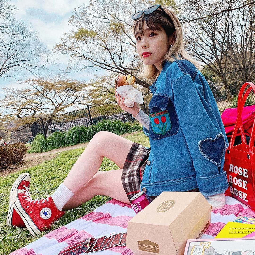 のインスタグラム：「花見ではなくピクニックをしに来たら、桜まで見れたし目の前には1番すきなチューリップがあって菜の花の香りがぷんぷんしてて、幸せな午後でした。🌸🌼🌷 久しぶりに食べたARMSのハンバーガー美味しすぎてペロリと食べてしまった。。自分の中でまたハンバーガーブーム再熱しそうなくらい幸せだった。🔥 #ayumi_outfit #aymmy #bloominggardenpicnic」