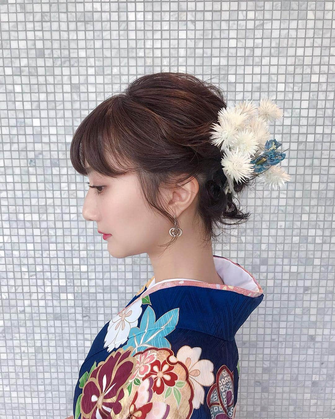 大江穂乃佳さんのインスタグラム写真 - (大江穂乃佳Instagram)「. ヘアセットは福間さん！ ショートでもできるアップ風スタイルにしてもらったよ✌️💓 髪の毛にドライフラワーを生けてくれたのかわいすぎる🥺💐 #袴ヘア」3月28日 23時48分 - hnk_o23