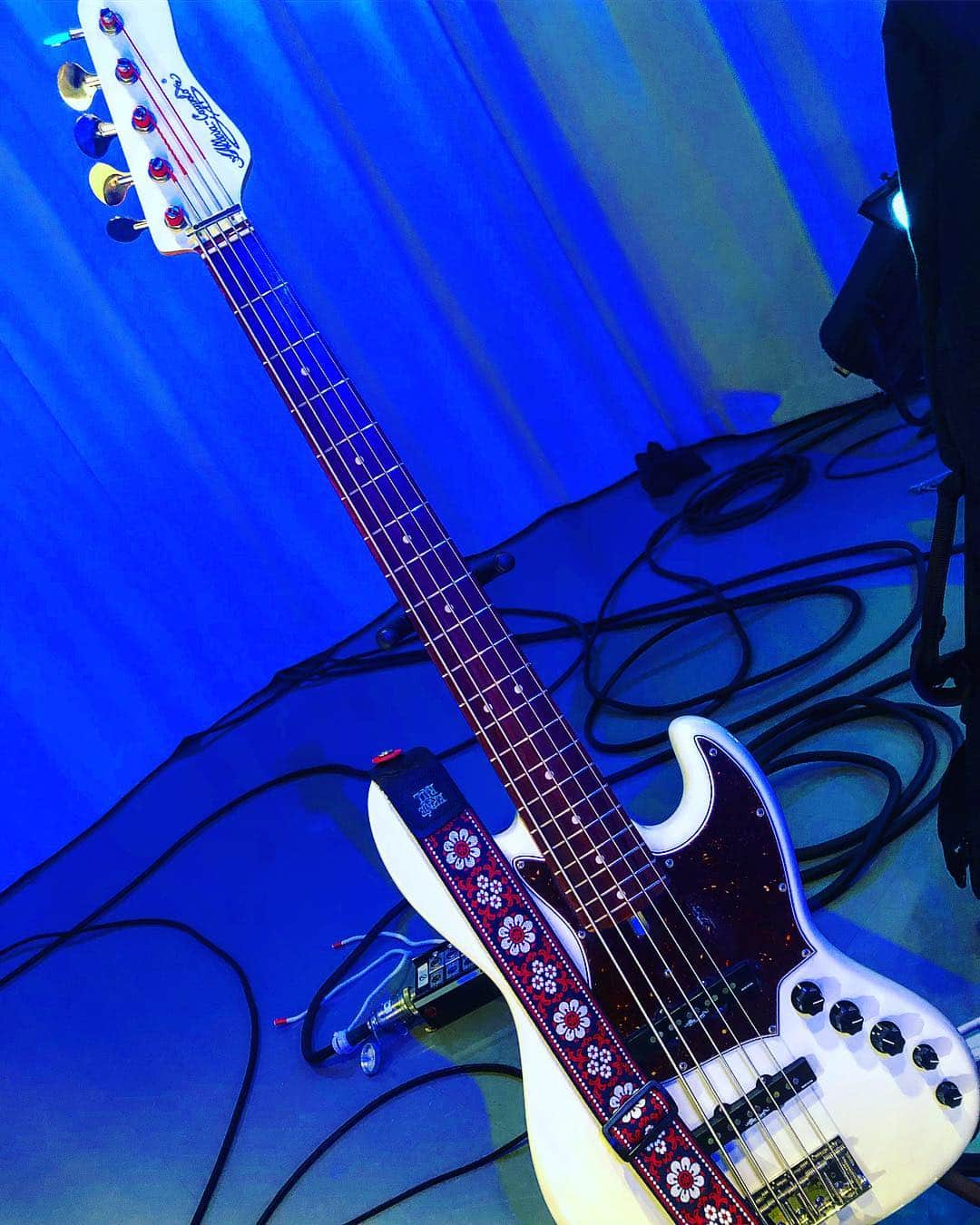 OKP-STARさんのインスタグラム写真 - (OKP-STARInstagram)「新しい相棒🎸⚡️⚡️⚡️ とクレイ笑 #allevacoppolo  #アレバコッポロ #bass #bassist」3月28日 23時50分 - okp_bassman