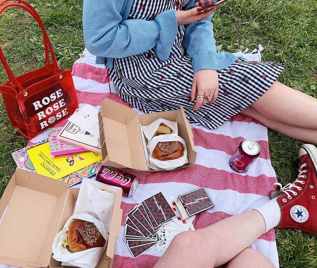 のインスタグラム：「Picnic with @i_am_chimy 🍒❤️🍔 これを見る限り、わたしはすきなものは何も変わってないなと改めて思う。 コンバースにピクニック、赤色にハンバーガーにチェリーコーラ。 そんな自分がとても気に入っている。」
