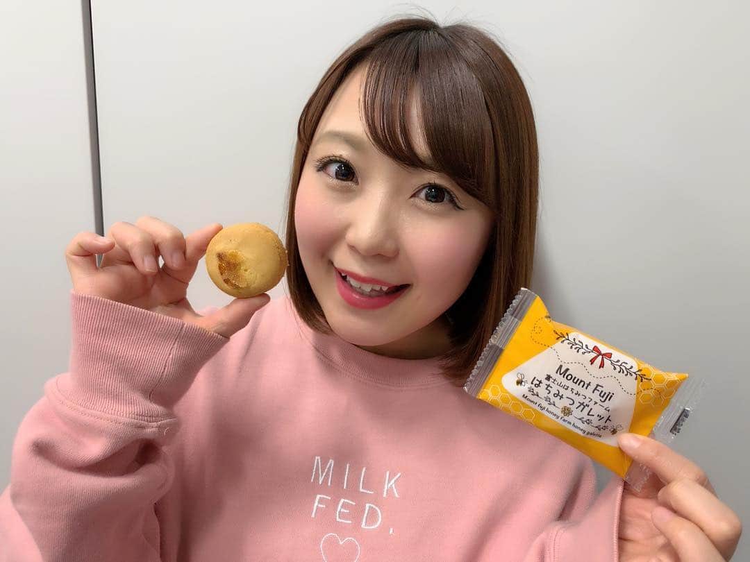 のインスタグラム：「富士山はちみつファームの「はちみつガレット」を戴いたので食べてみました😋💓サクサクの生地の中からあまーいはちみつがとろっと溢れてきてめちゃくちゃ美味しかったです😭💓はちみつの香りがすごく良くてリラックスしながら楽しめます🍯✨✨✨ #富士山はちみつファーム #富士山ファーム #はちみつガレット #静岡 #ご当地スイーツ #お土産 #sweets #スイーツ女子 #アラサー女子 #milkfed #photooftheday #JAPAN #japanesesweets #japanesegirl #avex #avexmanagement #instagood #followme #極度の甘党 #ricashima #嶋梨夏」