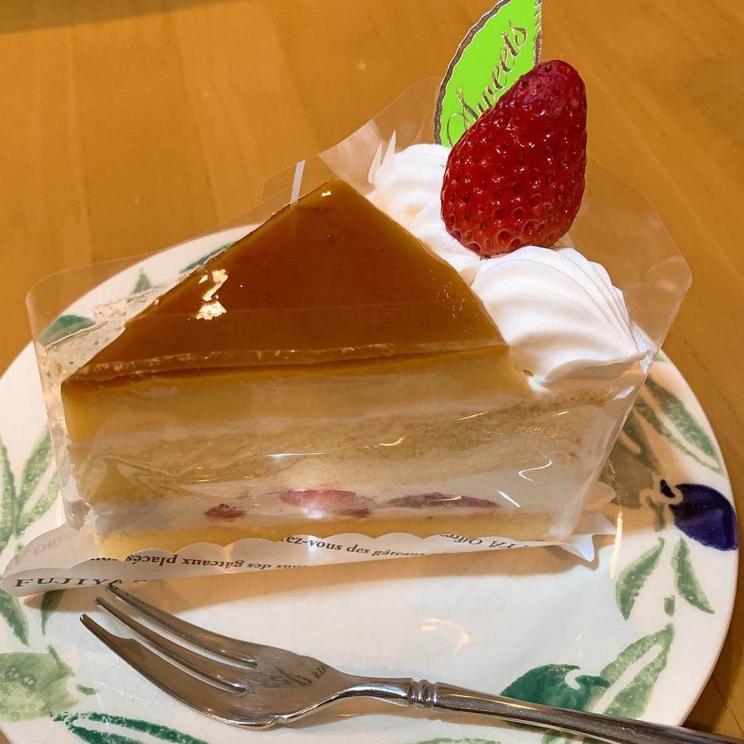 野間美由紀のインスタグラム：「28日は息子の誕生日でした。不二家のプリンショートケーキ。」