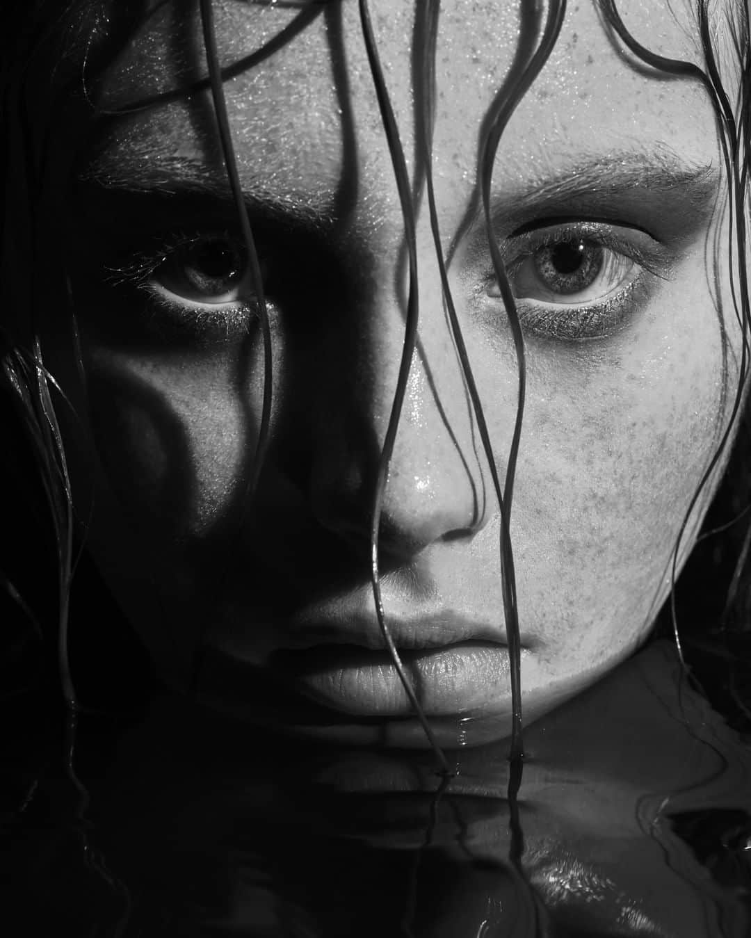 のインスタグラム：「Leica S photographer Rui Faria (@ruifaria_) spared no effort in building a pool in his studio and using black velvet backdrops to reduce reflections from the water. He paired his Leica S with a 120mm lens for shooting this powerful close-up. Find out more about the Leica S-System via the bio link.  Model: @emmlaird // @models1  #LeicaCamera #Leica #🔴📷 #Leicagram #LeicaS #LeicaStudio #TheLeicaLook #Leica_World #LeicaWorld #LeicaClub #LeicaSociety #Leicaphoto #ShootLeicaPro #bnw_world #bnw_portrait #fashionportrait」