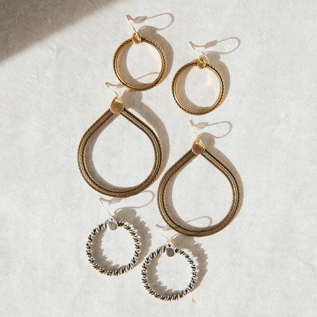 のインスタグラム：「Hoops for days 😍 (tap to shop) PS. All earrings, rings, + necklaces are now buy one, get one half off* 🙌」