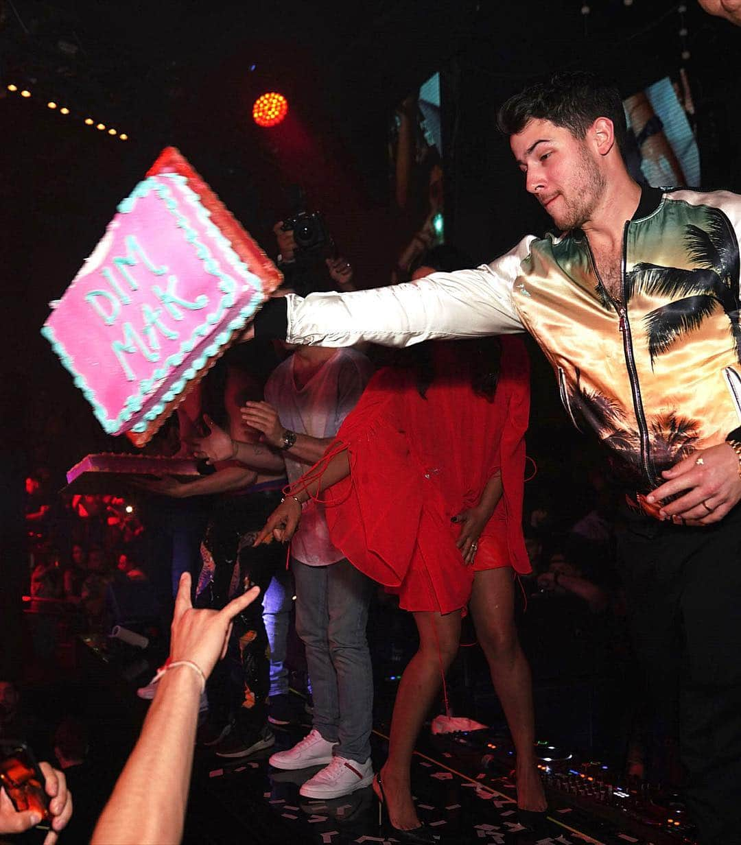 Just Jaredさんのインスタグラム写真 - (Just JaredInstagram)「@nickjonas, @priyankachopra and @joejonas take part in the traditional cake toss at @steveaoki’s concert!  #NickJonas #JoeJonas #PriyankaChopra #SteveAoki Photos: World Red Eye/INSTAR」3月29日 0時02分 - justjared