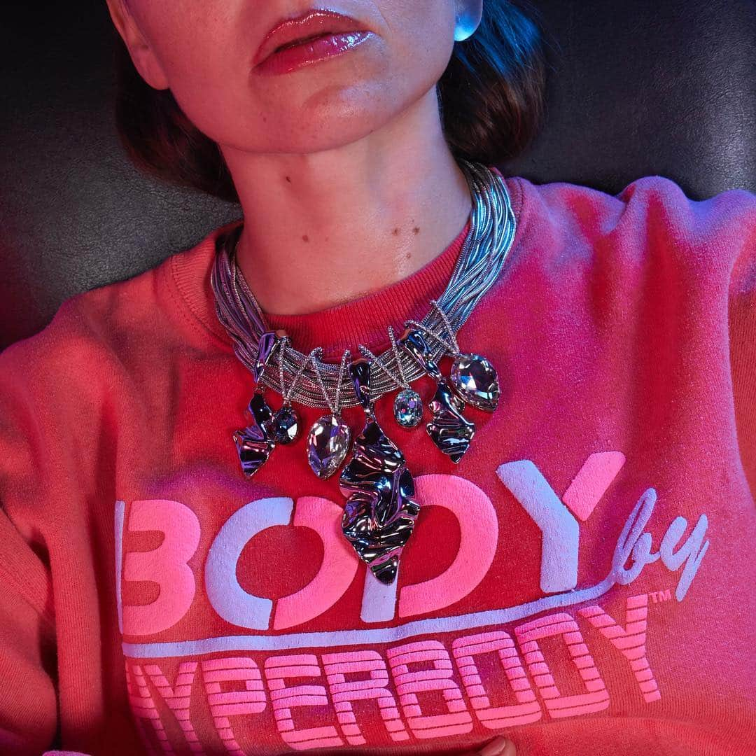 アレクシスビッターさんのインスタグラム写真 - (アレクシスビッターInstagram)「This bling is bulking us up! #Flexin' #HyperBody #StatementNecklace #BigBling」3月29日 0時02分 - alexisbittar