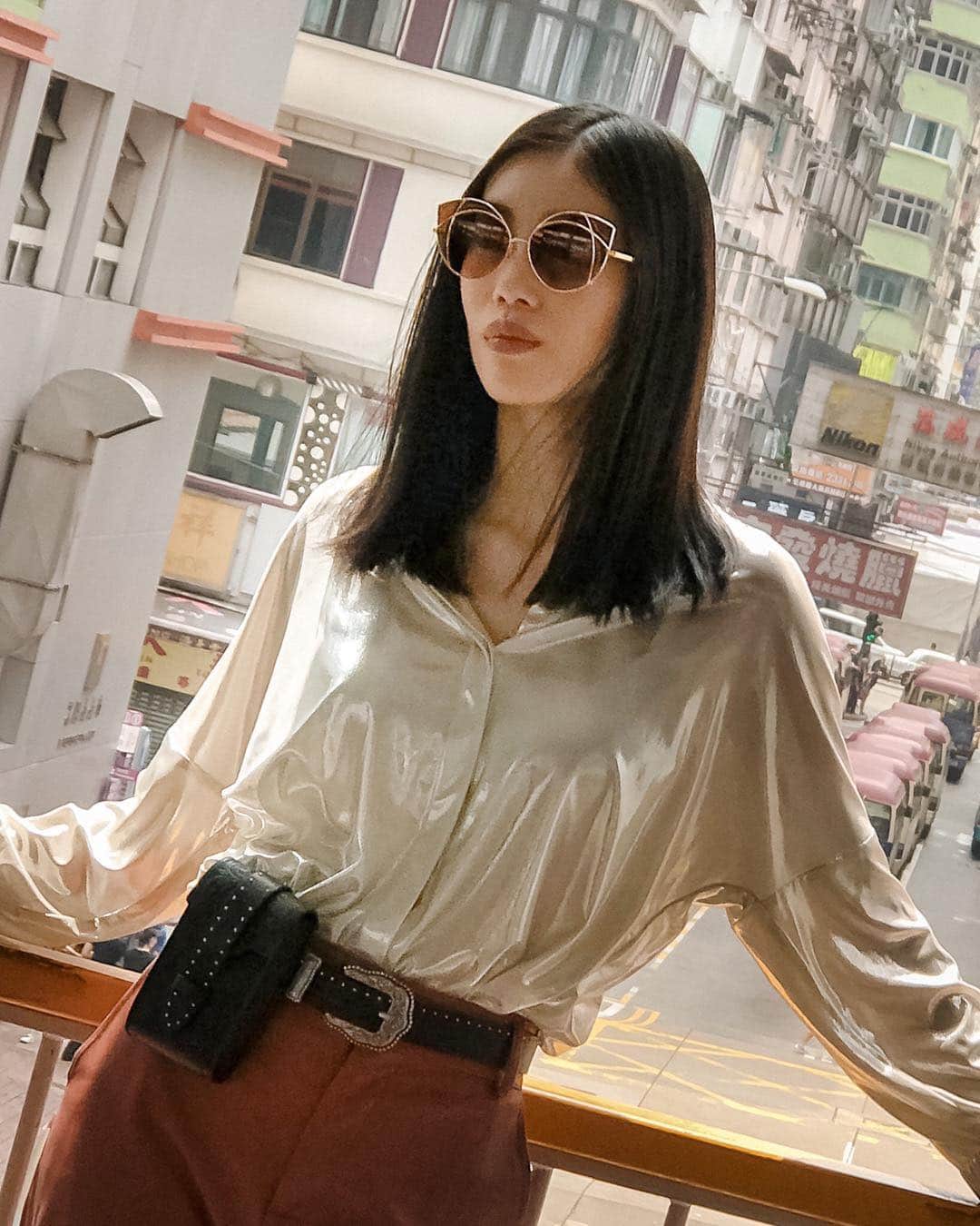 のインスタグラム：「A fusion of vivid, warm hues and rich textures.  These winged cat eye sunglasses pair yellow gold-plated titanium with tobacco brown lenses and ‘stained glass’ corners . . . #DearKowloon #LFSS19 #lindafarrow #fashionaccessories #eyewear  Photography: @spitgan_magazine」