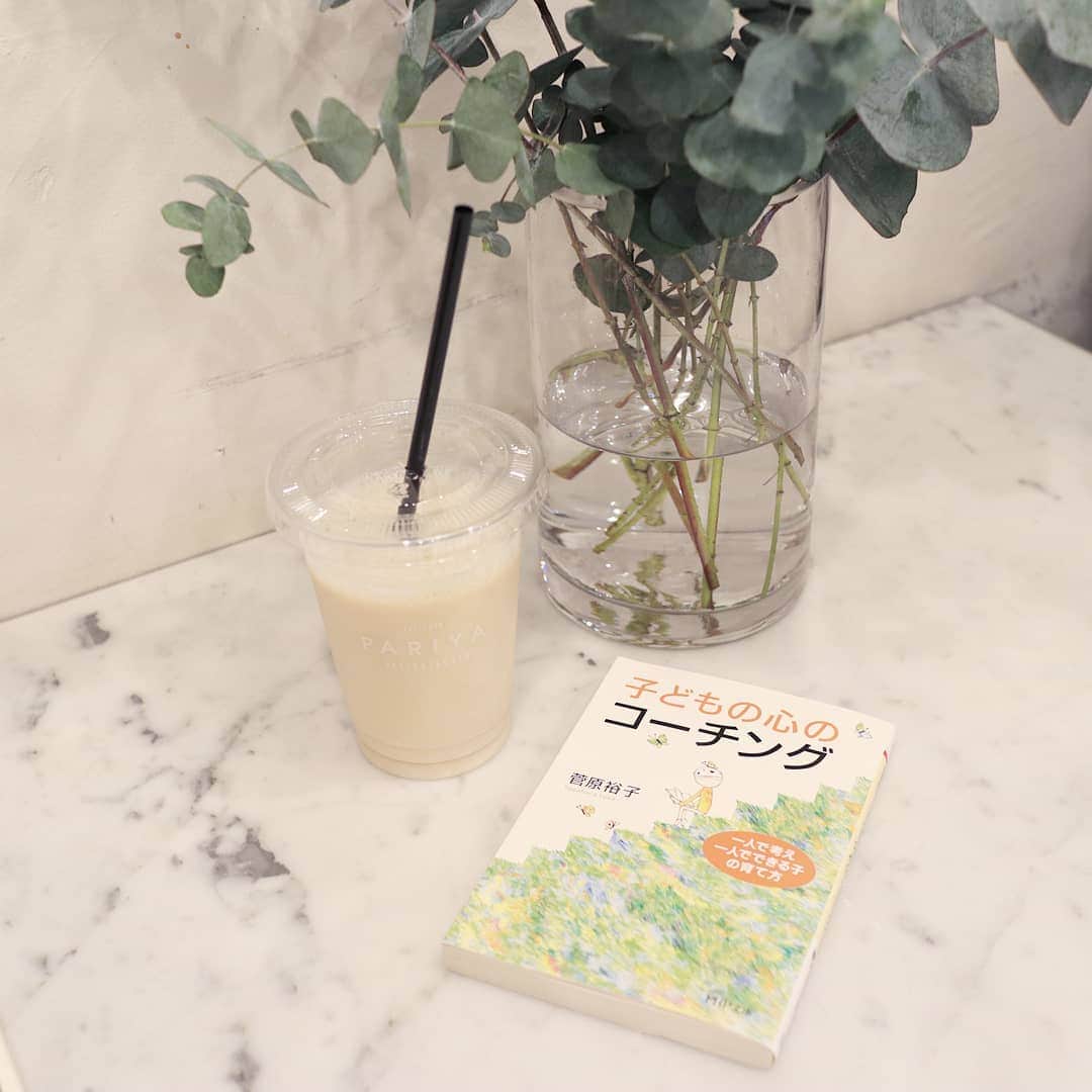 Eri Satoのインスタグラム：「先日のこと。 息子がどうしても話を聞いてくれず、いろいろ積み重なって爆発し、久しぶりに私がわんわん泣きました😭 · 育児本とか教育系の本って、逆に落ち込みそうで避けてたのですが、こちらをおすすめされたので読んでみることに··· · 【#子どもの心のコーチング】 @phpinstitute1946 こちらの本は、問題点を引き出し、自ら解決させ成長を促す「コーチング」の手法を 「子育て」に応用した内容になっています · 正直なところ、子どもの行動って親の声の掛け方ひとつでも変わっちゃいますよね。 自分の心のコントロールも含めて、親として、子どもと一緒に成長していきたいなぁとつくづく感じるこの頃です。 · 子育てに対して、失くしそうな自信を埋めてくれる気がするこちらの本。 同じように悩むママにおすすめしたいです😌 いま、もう1冊気になってた本を読んでるところなのでまたご紹介させて下さい✨ · #PHP研究所 #コーチング#子ども#子育て#子育て本#子育ての悩み#親子#読書#育児#育児本#おすすめ本 #ママ#兄妹ママ#book#cafe#PR」