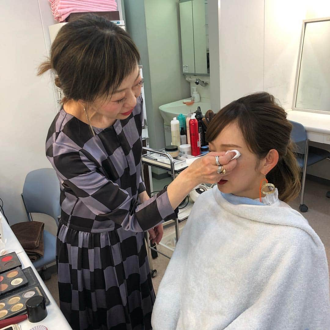 中上真亜子さんのインスタグラム写真 - (中上真亜子Instagram)「このあと24:20からは、 30年続いたドォーモの最後の生放送です。  わたしがこの仕事を続けようと思えたのも、1番最初に出逢えたこの番組のおかげです。寂しくてもうみんな涙で、メイクさんのまゆみーぬもいつもより仕事多め☺️ とにもかくにもこのメンバーでの最後の生放送を共有出来たら嬉しいです。  たのしみます！ #ドォーモありがとう」3月29日 0時03分 - maako_nakagami