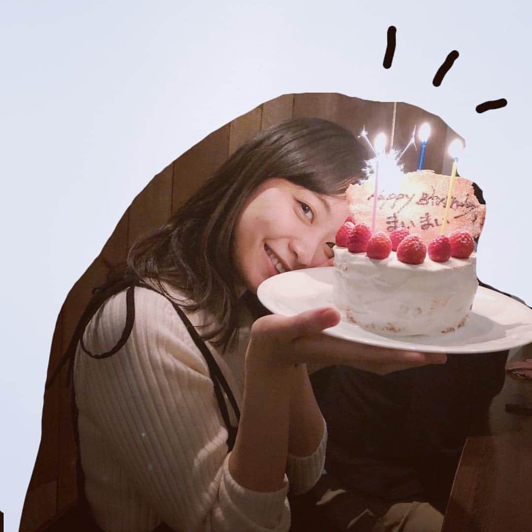 深川麻衣 さんのインスタグラム写真 - (深川麻衣 Instagram)「🎂 28歳になりました！ 写真は昨日お祝いしていただいた時の…✨ 引き続き、私らしく。歩んで走って転んでいきたいと思います！でも、変化にも恐れずにどんどん飛びこんでいきたいなぁ〜。 いつも側にいて支えてくださる大好きな皆様へ、感謝の気持ちをこめて☺︎」3月29日 0時03分 - fukagawamai.official