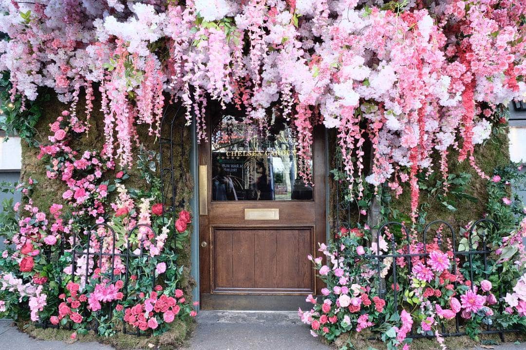 KUNIKAのインスタグラム：「バレンタイン時期のもりもりデコレーション🌸 どうやら最近また新しくなったらしい！ 1番好きなブリティッシュレストラン。 #london #ivychelseagarden #KunikaVoyage #ロンドン」
