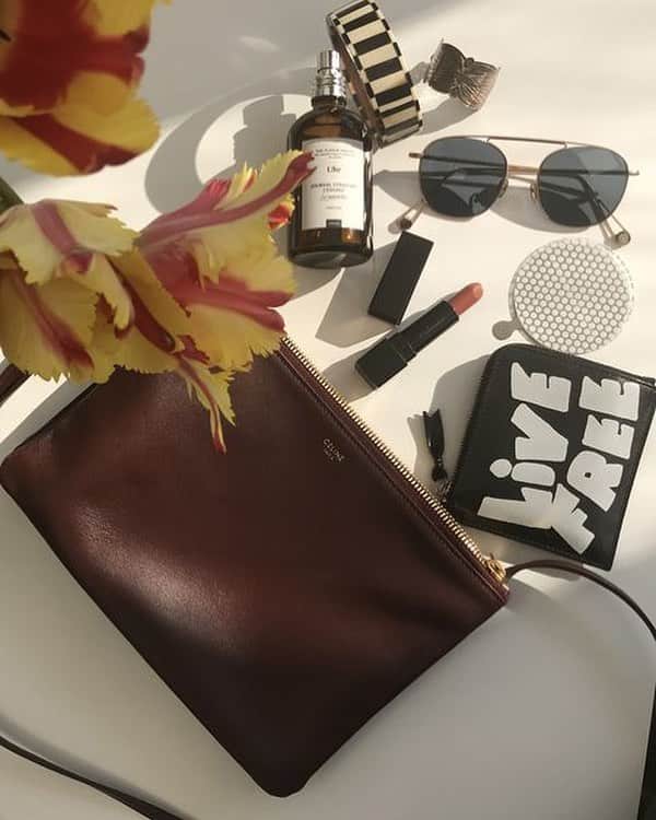 のインスタグラム：「@ellejapan  オンラインにて紹介しています。  小さなバッグは、荷物の整理が苦手な人に最適です。 妊娠してから、サッと荷物を取り出せる斜めがけが手放せない... @fondationlv に行った時にお土産ついでに自分にも買った手鏡がかなり重宝。  なぜならば、外出先で、わたしの目からはチャイの毛がたくさん出てくるからです😂🐈 #elleonline  #スマートバッグ #ポーチ要らず」