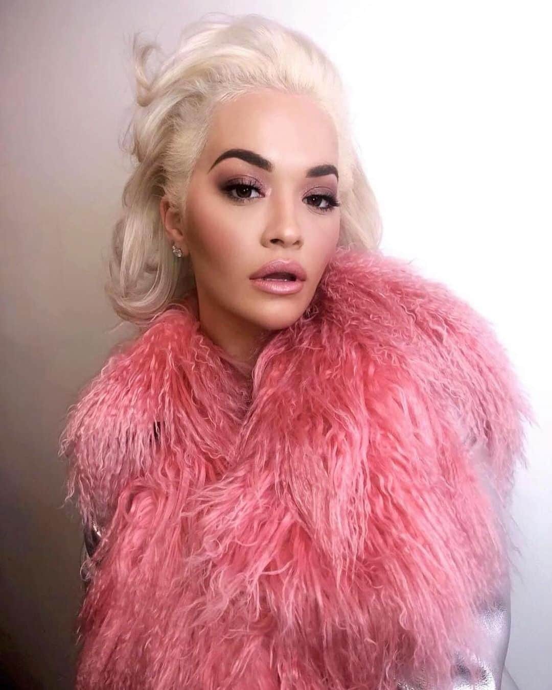 Vogue Beautyさんのインスタグラム写真 - (Vogue BeautyInstagram)「Get those weekend outfits ready, we’re almost there. #regram @ritaora」3月29日 0時10分 - voguebeauty