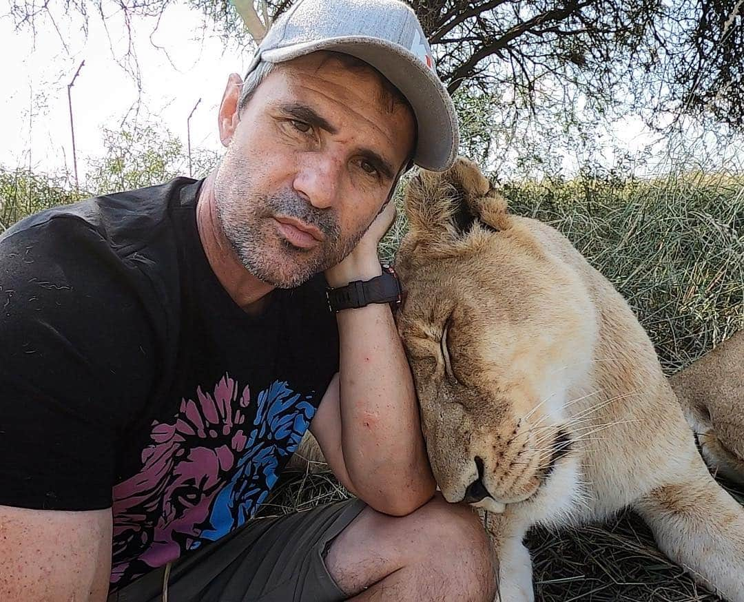 Kevin Richardson LionWhisperer さんのインスタグラム写真 - (Kevin Richardson LionWhisperer Instagram)「Sometimes Meg’s head hurts helping answer all the #AskMeg questions she gets. She just needs time out to refresh the mind then she’s good to go. Don’t worry Meg, I know that feeling and sometimes also want to rest my head against something/someone. Educating people about the plight of lions in captivity and the wild can sometimes sap your energy but I’m always quickly rejuvenated when I receive emails like the one I received today from two nine year old German girls. I’ll be posting more on this in my stories soon so stay tuned! #inspired #nineyearoldsgetit #lionwhisperertv #educationiskey #youthambassadors  https://thelionwhisperer.teemill.com/」3月29日 0時10分 - lionwhisperersa