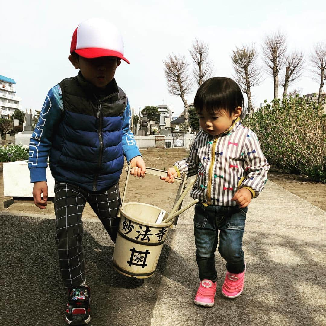 浅川稚広さんのインスタグラム写真 - (浅川稚広Instagram)「#お彼岸 #お墓まいり #義父もうすぐ一周忌 #桶を運びたがる２人 #取り合いっこ #何でも兄の真似をしたがる妹」3月29日 0時12分 - chiffy1110