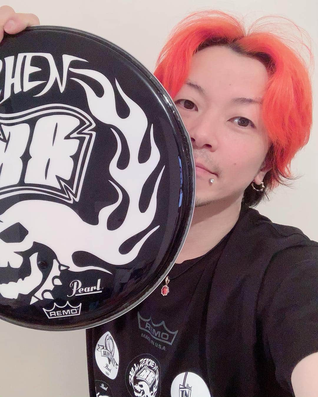 淳士さんのインスタグラム写真 - (淳士Instagram)「愛しのドラムメーカー Pearl🥁 から . REMOデザインヘッドプレゼントキャンペーンのヘッドとＴシャツいただきました😆❤️ . ブルハチ仕様のバスドラフロントヘッドのミニっこいヤツ(ノ∀≦。)ノ❤️ . かうぇうぃ‼️( ｰ̀дｰ́ )❤️ . Ｔシャツもオシャい( ｰ̀дｰ́ )👕✨ . ありがとう Pearl マジらぶ❗️😆 . I ❤️ Pearl‼️( ｰ̀дｰ́ )ノ🥁✨ . #みんな大好き #pearl #pearldrum #REMO #キャンペーン #かうぇうぃ #ヘッド」3月29日 0時15分 - jz0330