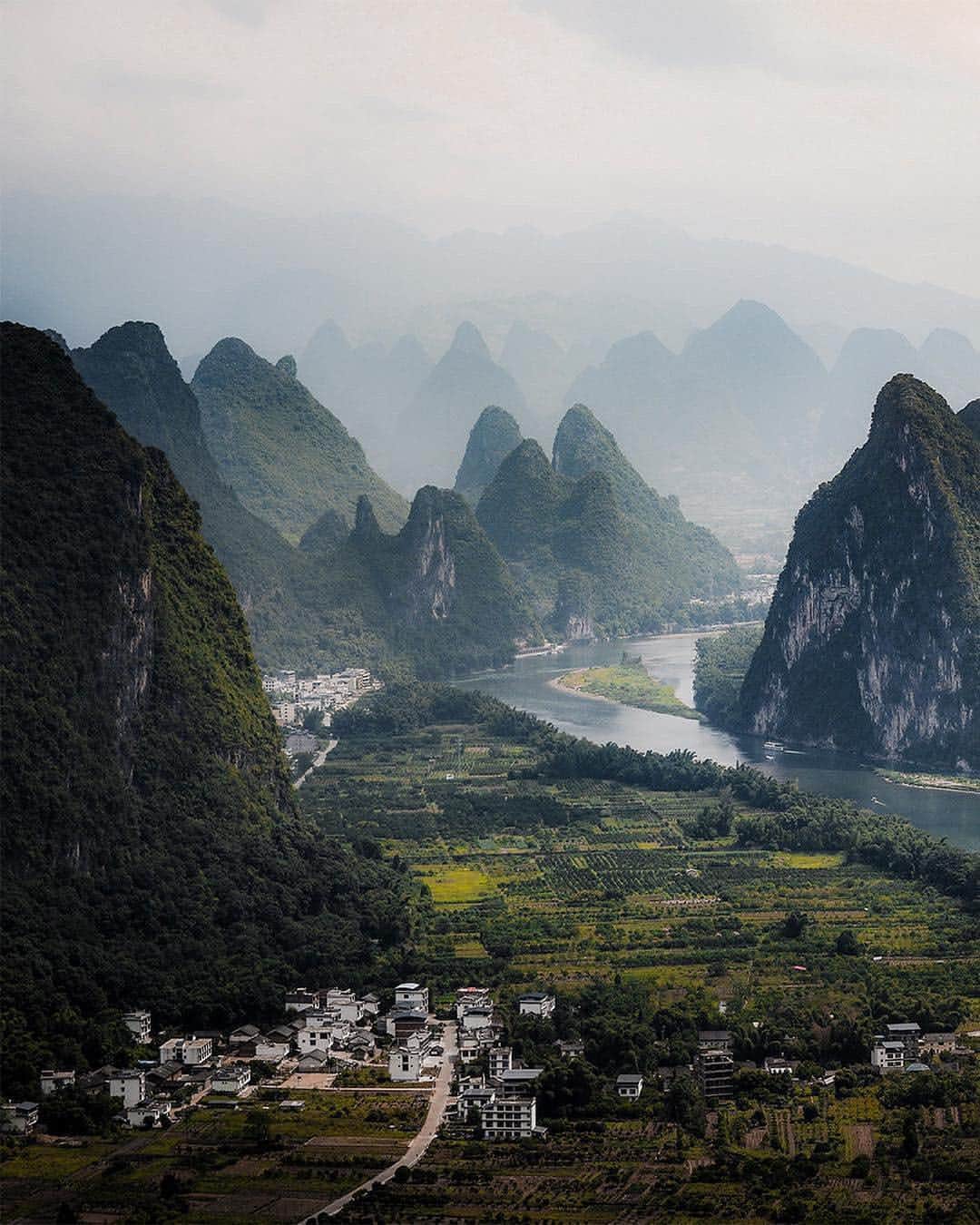 Canon Photographyさんのインスタグラム写真 - (Canon PhotographyInstagram)「The world is not in your books and maps. It’s out there!🌏 Sometimes you have to share the horizontal picture to do a place justice. Yangshuo is truly amazing! Swipe and be inspired!  Photography | @sjoerdbracke  Yangshuo, China #yangshuo #guilin #canon_photos #cpcollectives」3月29日 0時16分 - cpcollectives