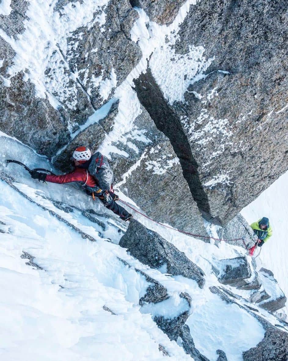 のインスタグラム：「About last week with @almofilm 📷 @tehtuob  #MilletRiseUp #mixedclimbing #mountaineering #alpinisme #alpinism #alpinismo #climbing #chamonix #chamonixmontblanc」