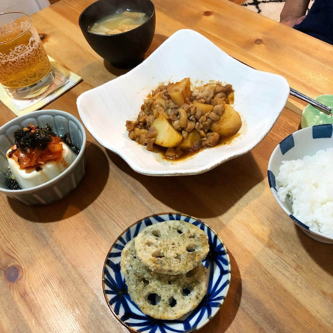 吹田早哉佳さんのインスタグラム写真 - (吹田早哉佳Instagram)「夕飯を食べてすぐに、ソファで寝てしまった娘は起こしても起きず。。。 子供らしく何事にもパワー全開で取り組む娘は、夕方にスイッチが切れることが多いのです。  なので、私はのんびりダラダラと#パパごはん 作り☻  #じゃがいもと鶏ひき肉の甘辛煮 #れんこんののり塩揚げ #キムチ豆腐 #玉ねぎとえのきと油揚げのお味噌汁  眠い…けど、これからビール&おつまみタイムです🍻」3月29日 0時24分 - sayaka.0623