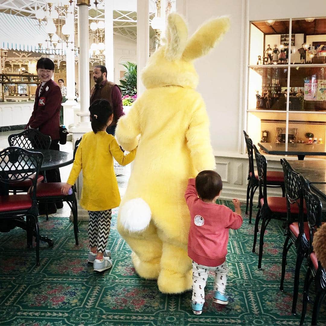 小川博永さんのインスタグラム写真 - (小川博永Instagram)「ウサギに連行される7歳と2歳。充実した1日でした。音蹴杯＋抱っこでカラダはバキバキだ。」3月29日 0時24分 - ogawahironaga
