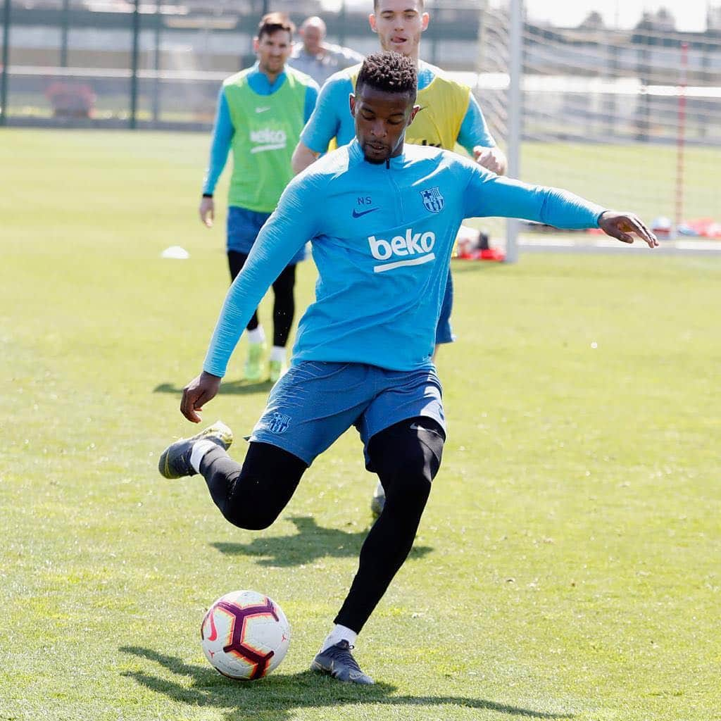 ネルソン・セメドさんのインスタグラム写真 - (ネルソン・セメドInstagram)「Working ⚽️⚽️🔵🔴🔵🔴」3月29日 0時39分 - nelsonsemedo50