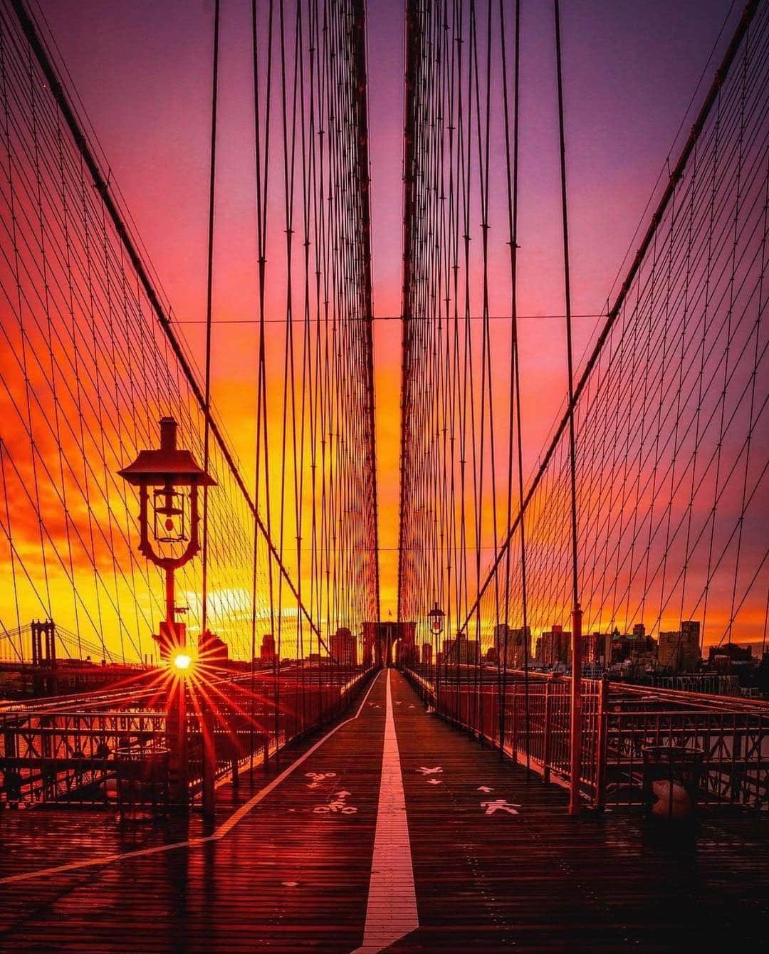 のインスタグラム：「Brooklyn Bridge against a NYC sunrise. Captured by @212sid via @nycgo  #bondno9 #bondno9ny #newyork #newyorkcity #brooklynbridge #sunrise #fragrance #perfume #love」