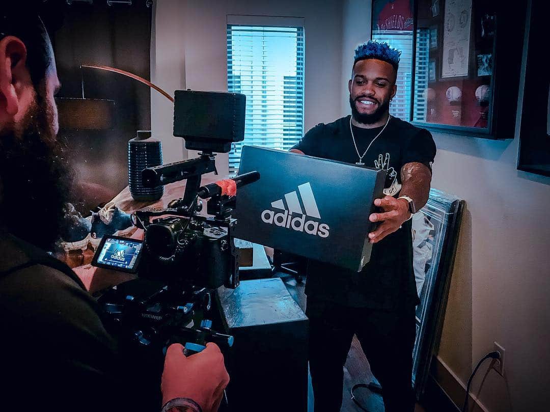 デライノ・デシールズ・ジュニアのインスタグラム：「Make sure you check out the custom cleats I’m rocking for opening day today & big THANKS to my guy @Kickstradomis, you really did your thing on this collaboration!」