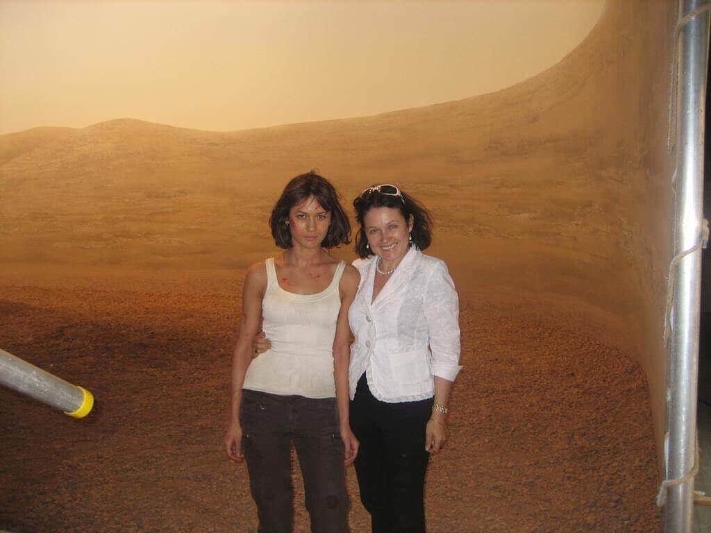 オルガ・キュリレンコさんのインスタグラム写真 - (オルガ・キュリレンコInstagram)「Throwback to me and my mother on the set of Quantum Of Solace. _______________________________________________________  #QuantumOfSolace #BondGirl #OnSet」3月29日 0時48分 - olgakurylenkoofficial