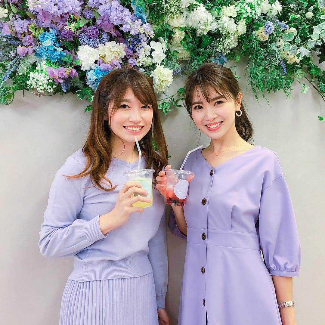 美人百花さんのインスタグラム写真 - (美人百花Instagram)「MEW'S REFINED CLOTHES(ミューズ リファインド クローズ)の展示会に行ってきました💁‍♀️✨ 洗練されたデザインにトレンド感もほどよく入っていて、働く百花レディにぴったりなブランド🙆‍♀️✨ 気になったのは、暖かくなると着たくなるリネンアイテム🌸🌸🌸 とにかくバリエが豊富で、長袖、ノースリ、ノーカラー、好みで選べてカラーリングも幅広い😆💕 必ずお気に入りのリネンシャツに出あえそう🙆‍♀️✨ この春もMEW’Sには使えるベーシックアイテムがたくさん🥺💪 そして展示会場で美女２人と遭遇🤩美しすぎてパチリ📸 お2人ともトレンドのラベンダーがお似合いでした🥰  #MEWSREFINEDCLOTHES  #ミューズリファインドクローズ　#展示会　#美人百花 #トレンド感　#百花レディ #リネンアイテム」3月29日 0時43分 - bijinhyakka