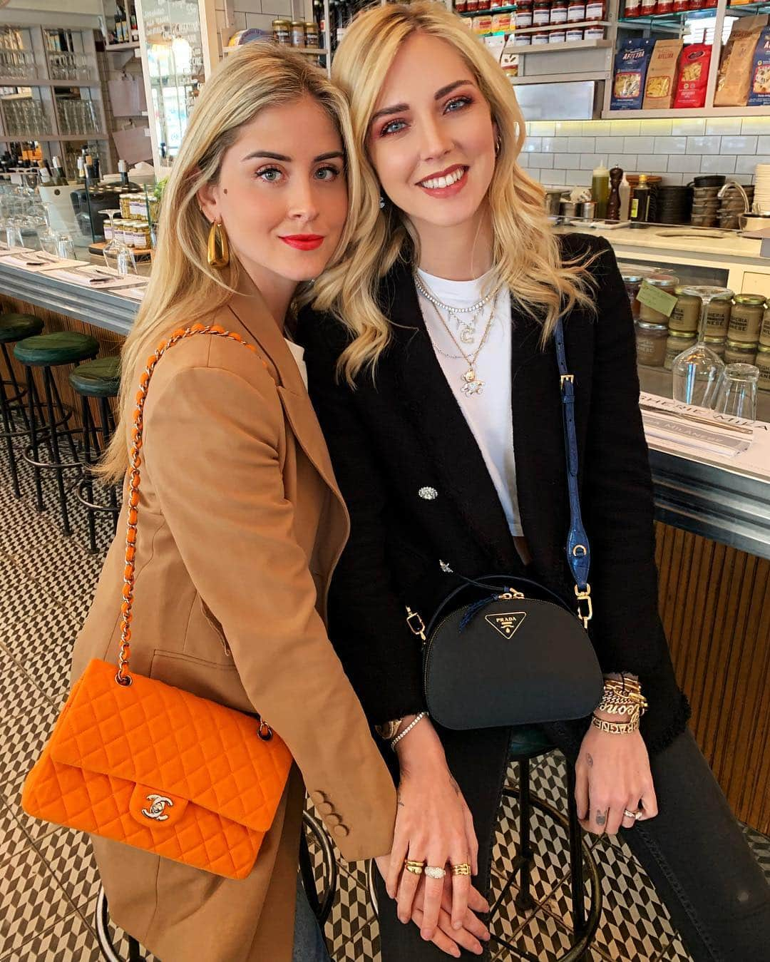 キアラ・フェラーニさんのインスタグラム写真 - (キアラ・フェラーニInstagram)「Sisters or twins? So excited for some quality family time this weekend ❤️ #FerragniSisters @valentinaferragni」3月29日 0時44分 - chiaraferragni