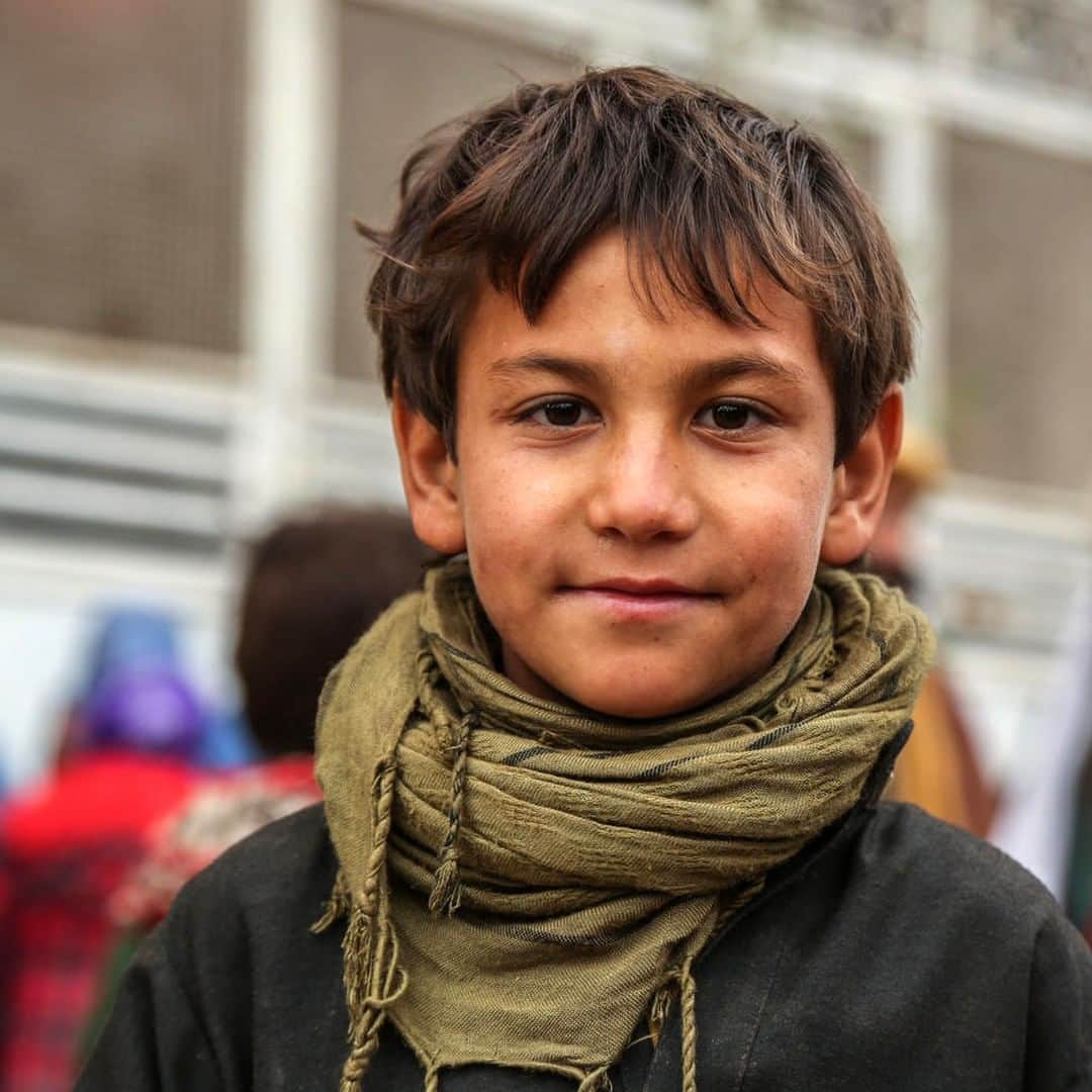 unicefさんのインスタグラム写真 - (unicefInstagram)「“I left school when we relocated due to the conflict. I miss my hometown [in western #Afghanistan]. I miss my friends. I just received a bag full of new clothes. I am going back to the camp and surprise my brothers and sisters. I wish one day I work for UNICEF when I grow up. I am sure it feels good to help others, make them happy and help them stay warm.” Inspiring 10-year-old Mohammad. #ForEveryChild, a chance to fulfill their dreams. © UNICEF/UN0285284/Mohammadi」3月29日 0時45分 - unicef