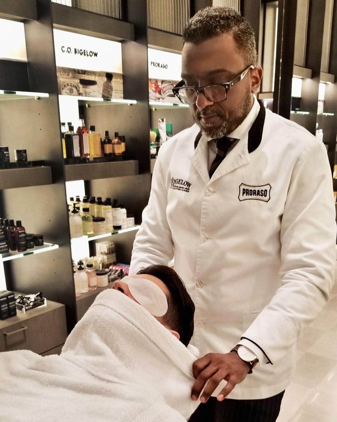 C.O. Bigelowさんのインスタグラム写真 - (C.O. BigelowInstagram)「Having a long week? NYC fellas, this ☝ could be you! If you missed @smarcelle247's complimentary Barber Facial at @neimansnyc last weekend, catch him at our apothecary in the #WestVillage this Friday from 12-6 PM! Walk-ins are welcome! 💈 DM to book a beard treatment (complimentary with a qualifying @prorasousa purchase).」3月29日 0時45分 - cobigelow