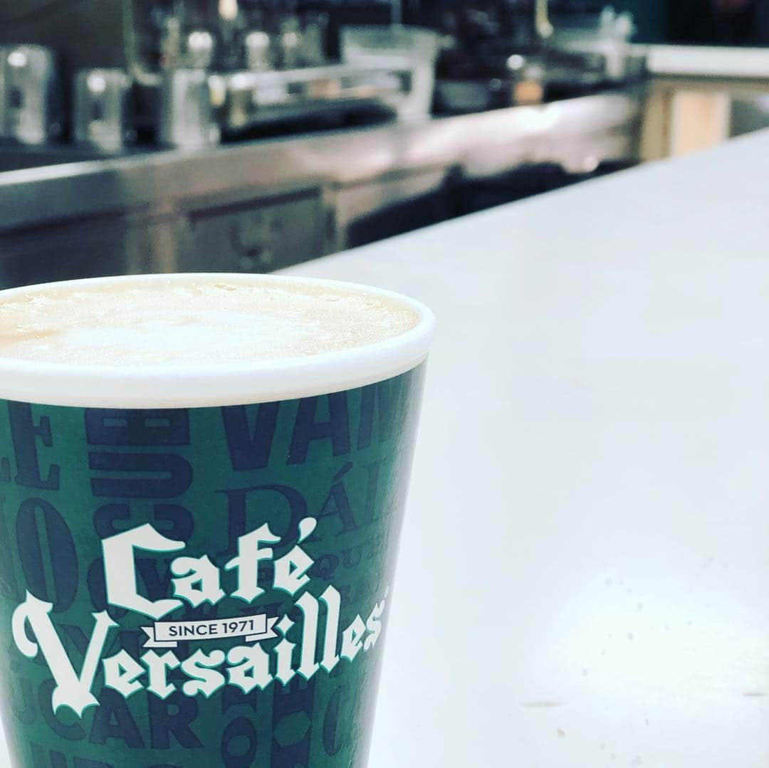 ダン・ブカティンスキーさんのインスタグラム写真 - (ダン・ブカティンスキーInstagram)「Cafe con leche, pastellitos & mojitos oh my!  @versaillesmiami #miami #bakerandthebeauty」3月29日 0時58分 - danbucatinsky