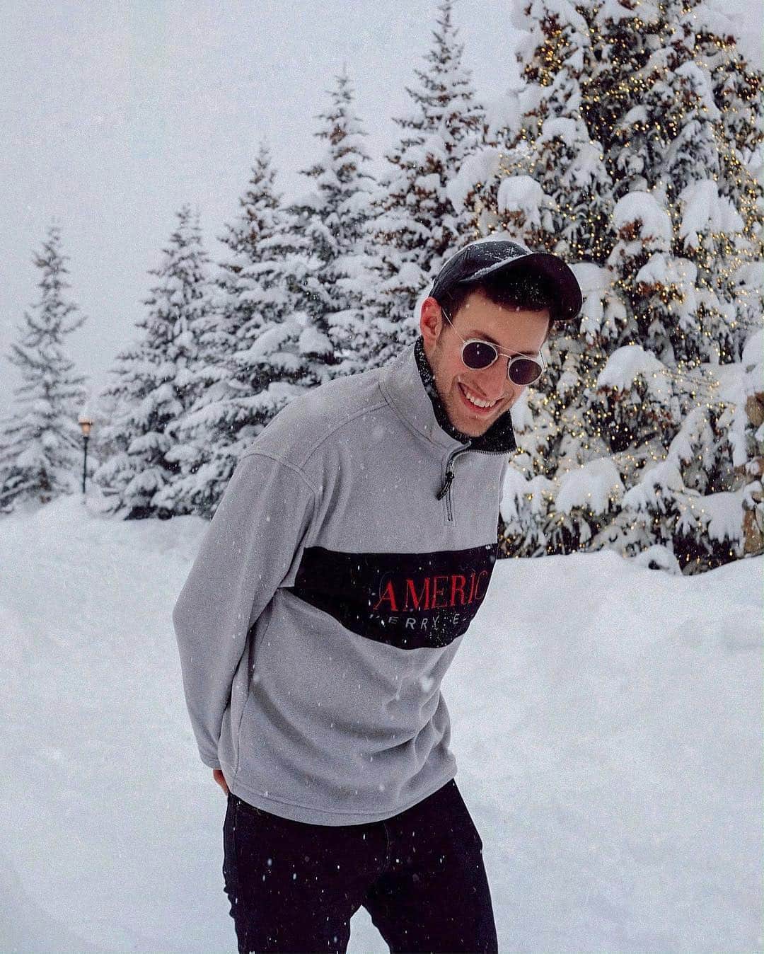 ペリーエリスのインスタグラム：「@calebthill hit the slopes wearing a 1/4 Zip Fleece Pullover from the #PerryEllisAmerica collection. Tap to shop. #repost」