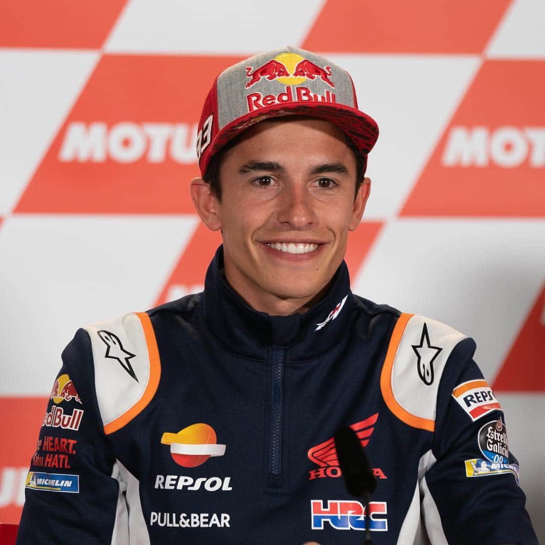 レプソル・ホンダのインスタグラム：「#MFW it’s time to ride. 😬 🇦🇷 ⠀⠀⠀⠀⠀⠀⠀⠀⠀ #Argentina #25RepsolHonda #Repsol #MotoGP #Honda #Racing #RepsolHonda #HRC #RC213V #MM93 #MarcMarquez #ThePowerOfDreams #Motorcycle #RoundTwo #MM93🐜 #Smile #PressConference」