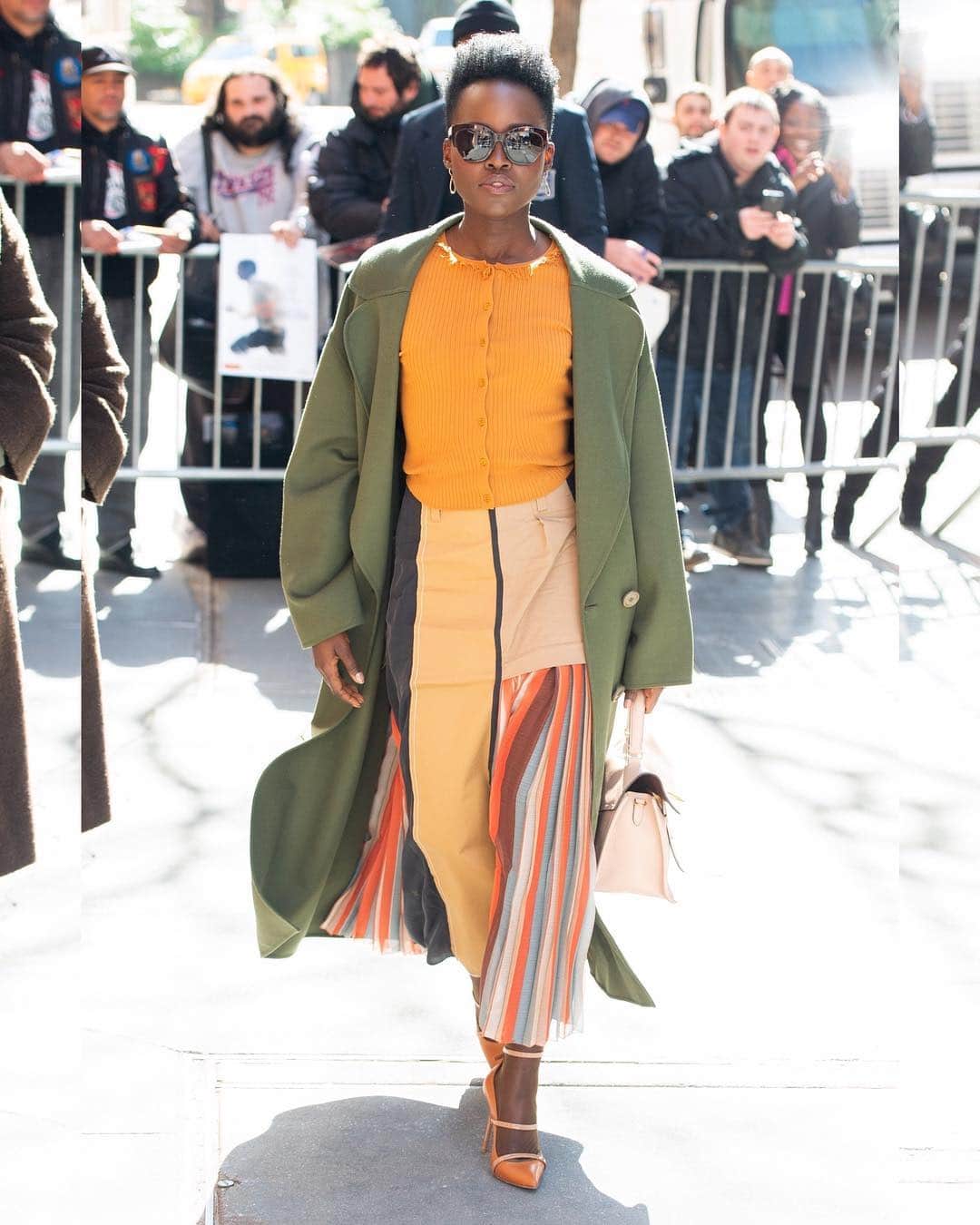 Just Jaredさんのインスタグラム写真 - (Just JaredInstagram)「@lupitanyongo arrives at @theviewabc looking so chic in @dorotheeschumacher and @mansurgavriel! #LupitaNyongo #DorotheeSchumacher Photo: Backgrid」3月29日 1時05分 - justjared
