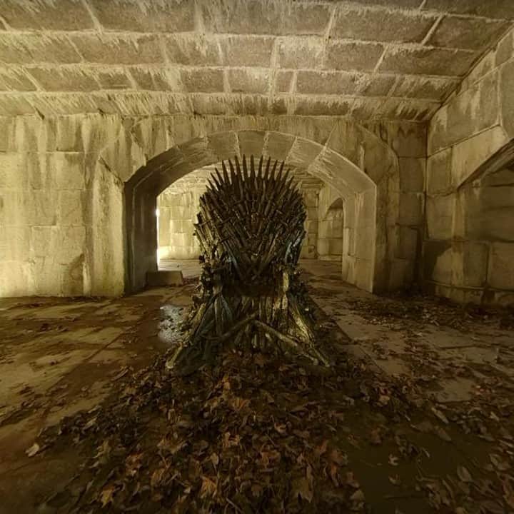 VICEさんのインスタグラム写真 - (VICEInstagram)「Well, that was fast. 👑 Someone just found the last 'GoT' Iron Throne. 😮 Link in bio. 📸: @HBO」3月29日 1時06分 - vice