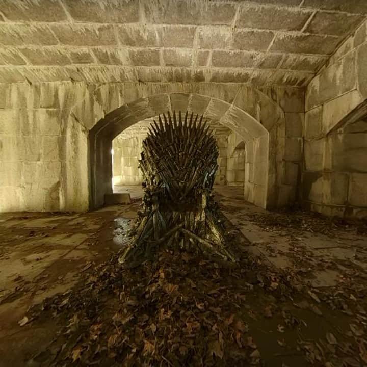 のインスタグラム：「Well, that was fast. 👑 Someone just found the last 'GoT' Iron Throne. 😮 Link in bio. 📸: @HBO」