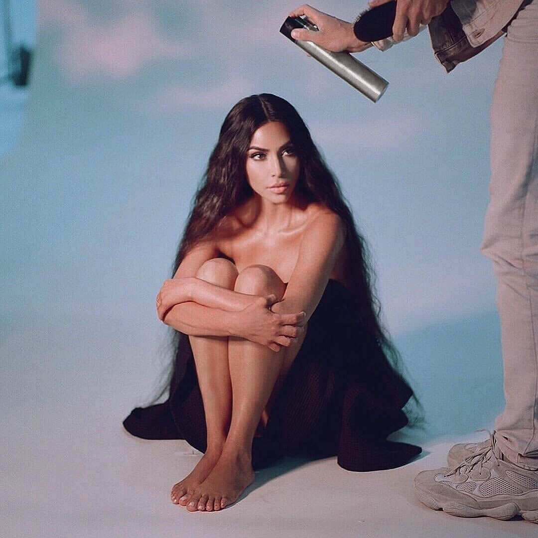 キム・カーダシアンさんのインスタグラム写真 - (キム・カーダシアンInstagram)「Throwback to shooting the Classic Blossom Collection available now at kkwbeauty.com」3月29日 0時59分 - kimkardashian